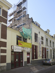 906918 Gezicht op de renovatie van het pand Hamburgerstraat 25 te Utrecht, waar tot voor kort houthandel Th. van ...